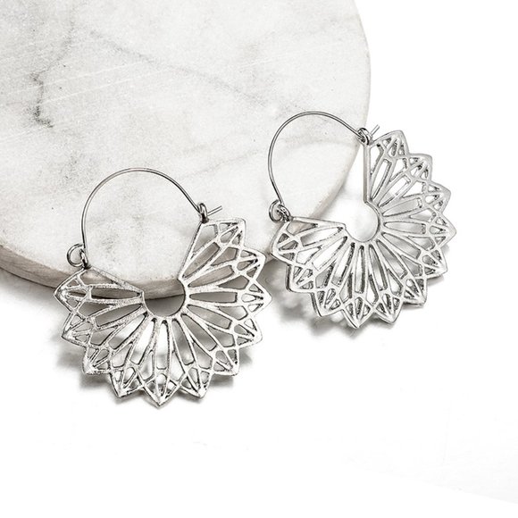 🌺Openwork Triangle Semicircular hoop Earring - Picture 5 of 16